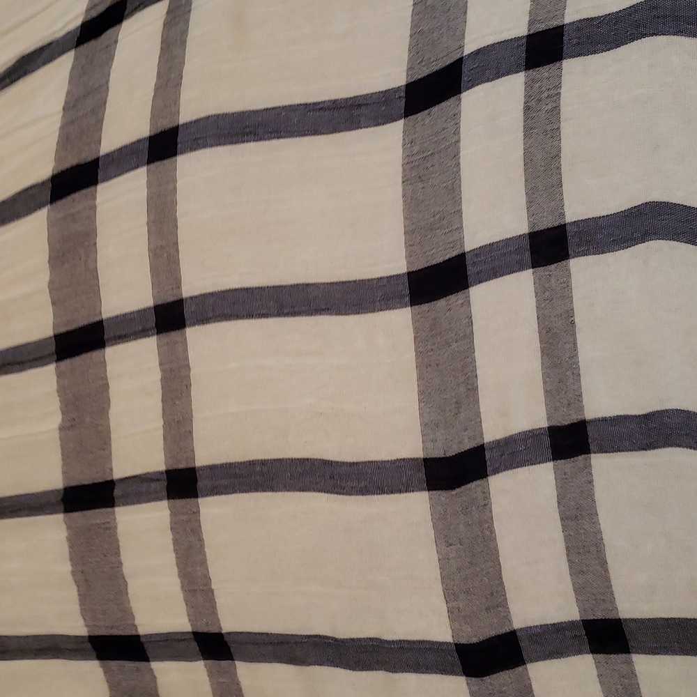 60in. x 28in. Scarf.  It is in excellent condition. - Picture 4 of 4